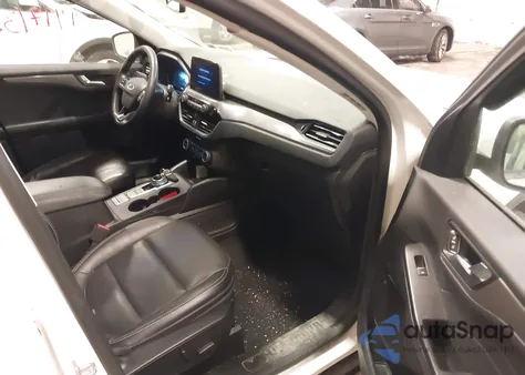 2022 Ford Escape Titanium z USA, uszkodzony, nr VIN 1FMCU9J97NUB02359